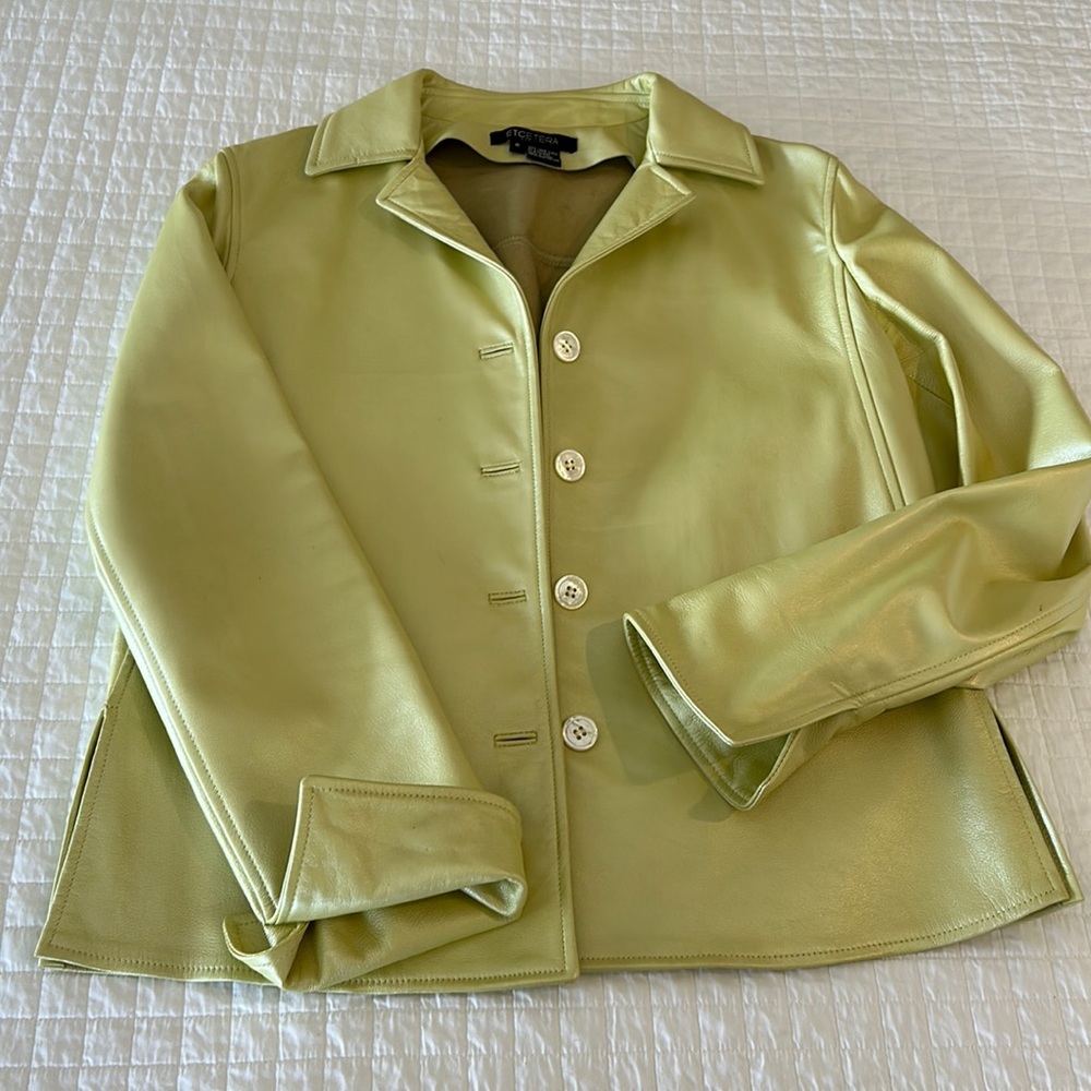 Luminescent pearly light lemon/green jacket
